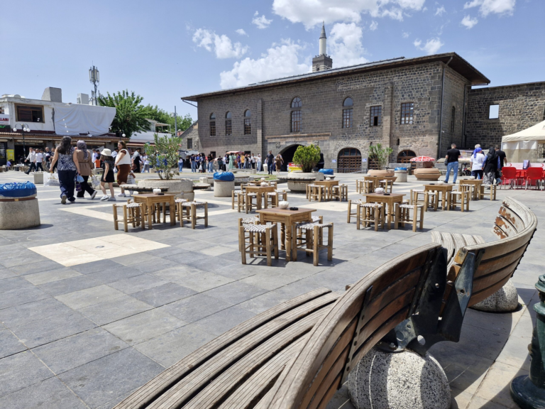 Staying Safe When Browsing Online Classifieds in Diyarbakır